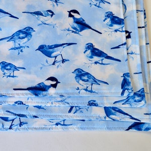 Blue Bird Placemats Reversible set of 4 or 6 Blue and White Floral Placemats Summer Placemats Bird Lovers Gift Bird Table Decor immagine 4