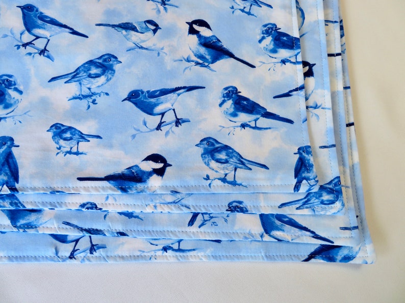 Blue Bird Placemats Reversible set of 4 or 6 Blue and White Floral Placemats Summer Placemats Bird Lovers Gift Bird Table Decor immagine 4