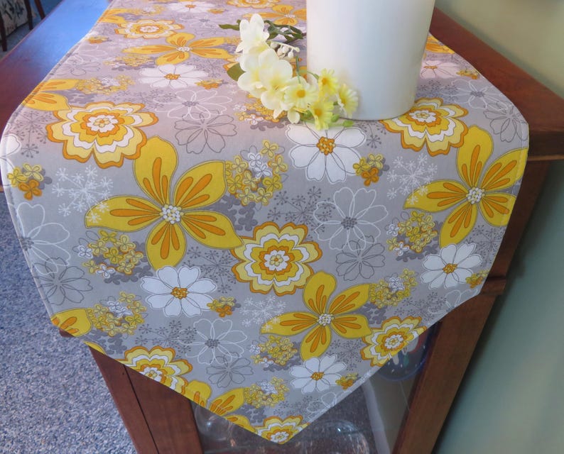 Tracys Treasures Medallion Table Runner - Thumbnail 5