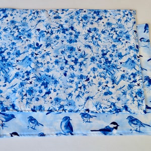 Blue Bird Placemats Reversible set of 4 or 6 Blue and White Floral Placemats Summer Placemats Bird Lovers Gift Bird Table Decor immagine 9