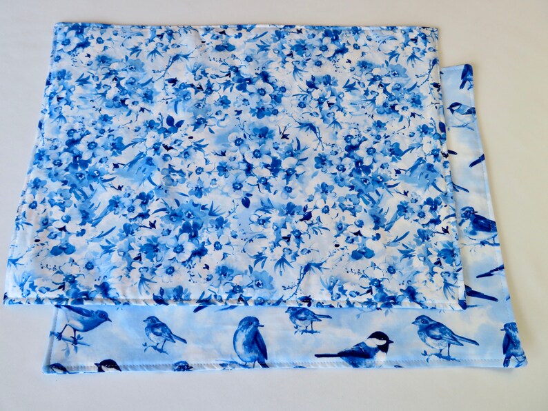 Blue Bird Placemats Reversible set of 4 or 6 Blue and White Floral Placemats Summer Placemats Bird Lovers Gift Bird Table Decor immagine 9