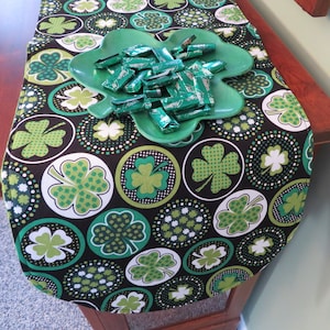 36&quot; Shamrock Table Runner Reversible Green St Patrick&#39;s Day Table Runner Clover Table Runner St Patricks Day Table Decor Shamrock Decor