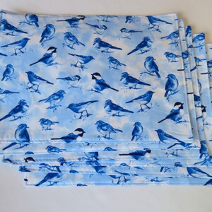 Blue Bird Placemats Reversible set of 4 or 6 Blue and White Floral Placemats Summer Placemats Bird Lovers Gift Bird Table Decor immagine 3