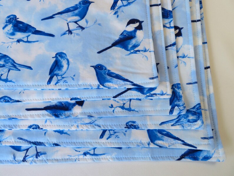 Blue Bird Placemats Reversible set of 4 or 6 Blue and White Floral Placemats Summer Placemats Bird Lovers Gift Bird Table Decor immagine 2