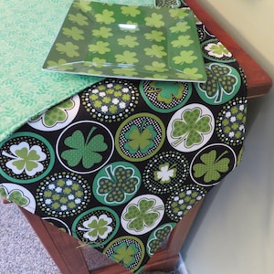 54&quot; Shamrock Table Runner Reversible Green St. Patrick&#39;s Day Table Runner Green Black Clover Table Runner St Patricks Day Home table decor