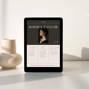 Peut inclure: Une carte de tarifs en noir et blanc avec le texte "Sophia Taylor" en police sans empattement blanche. La carte de tarifs liste les prix de diff&eacute;rents services de photographie, y compris les portraits, les services suppl&eacute;mentaires et les droits d'image.