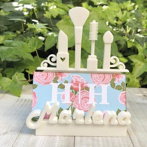 Tarjetero personalizado para escritorio de maquilladora para mujer. Decoración de tocador de salón de maquillaje blanco. Cosmetóloga, esteticista.