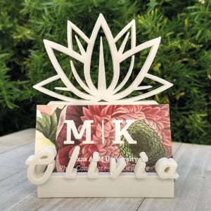 Tarjetero de loto blanco personalizado impreso en 3D para instructores de yoga, spa o salón. Regalo para yoguis, decoración budista. Decoración de oficina con loto.