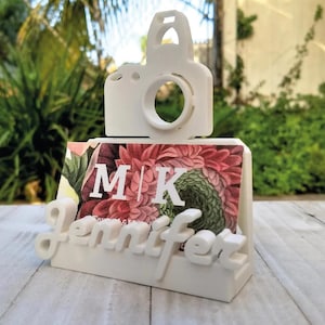 Présentoir de bureau pour photographe personnalisé avec porte-cartes de visite imprimé en 3D. Appareil photo blanc, cadeau personnalisé pour la photographie. Décor de bureau de studio.
