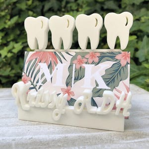 Tarjetero de escritorio personalizado con impresión 3D para dentista RDH. Ortodoncista personalizado con dientes blancos. Decoración de oficina para cirujano oral.