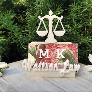 Portatarjetas de presentación impreso en 3D personalizado para abogados. Regalo personalizado de Libra con escamas blancas para asistentes legales. Estuche para tarjetas de escritorio para abogados.