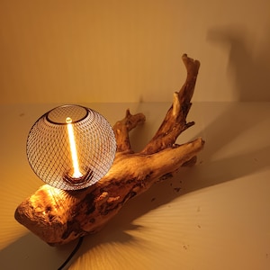 Lampe en bois flotté faite main - Lampe de table en bois naturel rustique - Décoration lumineuse organique unique. Lampe en bois flotté faite main, unique en son genre.