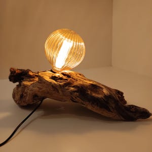 Lampe unique en bois flotté faite main - Cadeau en bois rustique pour lui ou pour elle - Décoration d'intérieur naturelle - Lumière ambiante pour une cabine, un bureau ou une chambre à coucher