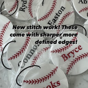 Pu&ograve; includere: Diffusori per auto rotondi e bianchi a tema baseball con cuciture rosse e lettere nere. I nomi Ryder, Easton, Connor, Bryce e Brooks sono visibili.  Nuovo lavoro di cucito! Questi hanno bordi pi&ugrave; nitidi e definiti!