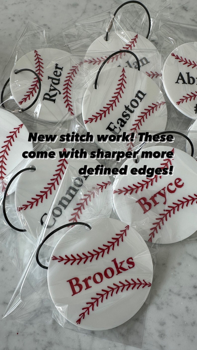 Pu&ograve; includere: Diffusori per auto rotondi e bianchi a tema baseball con cuciture rosse e lettere nere. I nomi Ryder, Easton, Connor, Bryce e Brooks sono visibili.  Nuovo lavoro di cucito! Questi hanno bordi pi&ugrave; nitidi e definiti!