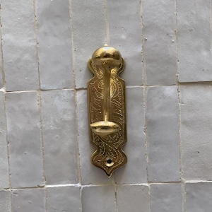 Heurtoir de porte marocain artisanal en laiton - art mural islamique vintage, calligraphie arabe gravée, décoration d'intérieur marocaine traditionnelle