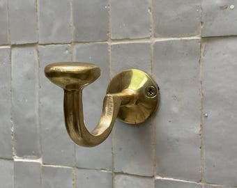 Unlackierter Wandhaken aus Messing - Handgefertigter Handtuch- oder Kleiderhaken aus massivem Messing, Vintage Badezimmerhaken, rustikaler Wandhalter aus Messing
