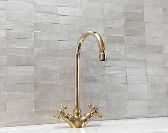 Torneira de banheiro de latão sem laca: acessório de pia vintage com furo único