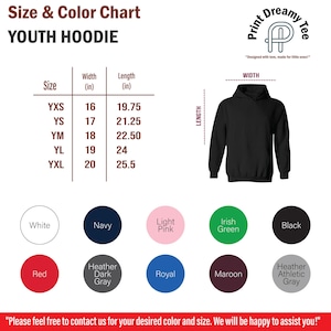 K&ouml;nnte beinhalten: Gr&ouml;&szlig;en- und Farbtabelle f&uuml;r einen Kapuzenpullover f&uuml;r Jugendliche, mit Ma&szlig;en in Zoll. Die Tabelle enth&auml;lt die Gr&ouml;&szlig;en YXS bis YXL mit den entsprechenden Breiten- und L&auml;ngenma&szlig;en. Farboptionen umfassen Wei&szlig;, Marineblau, Hellrosa und mehr.