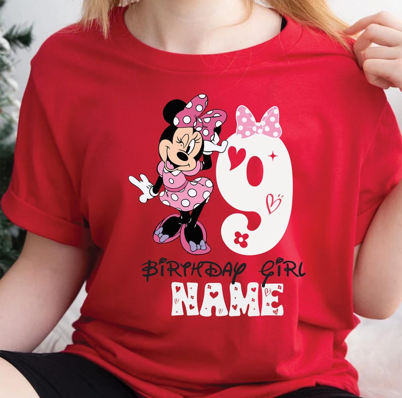 Może przedstawiać: Czerwona koszulka z białą cyfrą dziewięć i kresk&oacute;wkową postacią Minnie Mouse w r&oacute;żowej sukience w kropki. Na koszulce nadrukowany jest tekst "Birthday Girl" i "NAME".