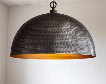 Moderne Black Dome Pendelleuchte - Deckenleuchte aus gehämmertem Messing für die Kücheninselbeleuchtung
