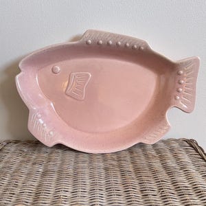 Vintage Spatterware Pottery Fish Platter| 9x14 3D Light Pink Ceramic Serving Tray – Rustic Farmhouse Kitchen Decor, Plate Wall Display