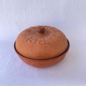 Vintage Cookin' TM Terra Cotta Apple Baker Dish with Embossed Lid Knob Handle