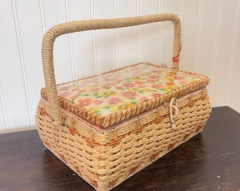 Cesta de costura floral vintage de los años 70 / Organizador de mimbre amarillo estilo cottagecore