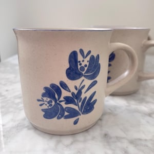 Vintage Pfaltzgraff Yorktowne Coffee Mugs – Set of 4 Stoneware 10 oz Cups – Blue Floral Can-Style Design