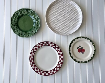Juego de platos vintage desiguales / Manzana, frambuesa a cuadros, florentino, cerámica verde, decoración rústica