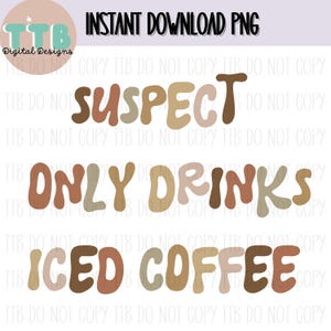 Puede incluir: Un diseño digital con el texto "Suspect Only Drinks Iced Coffee" en un estilo de fuente retro y ondulado. El texto está en tonos de marrón, beige y melocotón.