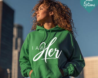 Sudadera con capucha I AM HER Signature – Sudadera minimalista con identidad femenina / Regalo de empoderamiento para mujeres