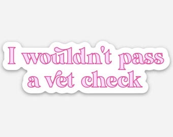 Op de afbeelding: Roze sticker met de tekst "Ik zou geen dierenartscontrole halen" in een gestileerd lettertype.