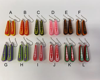 マルチカラーのピンボールフリッパーダングルイヤリングペア