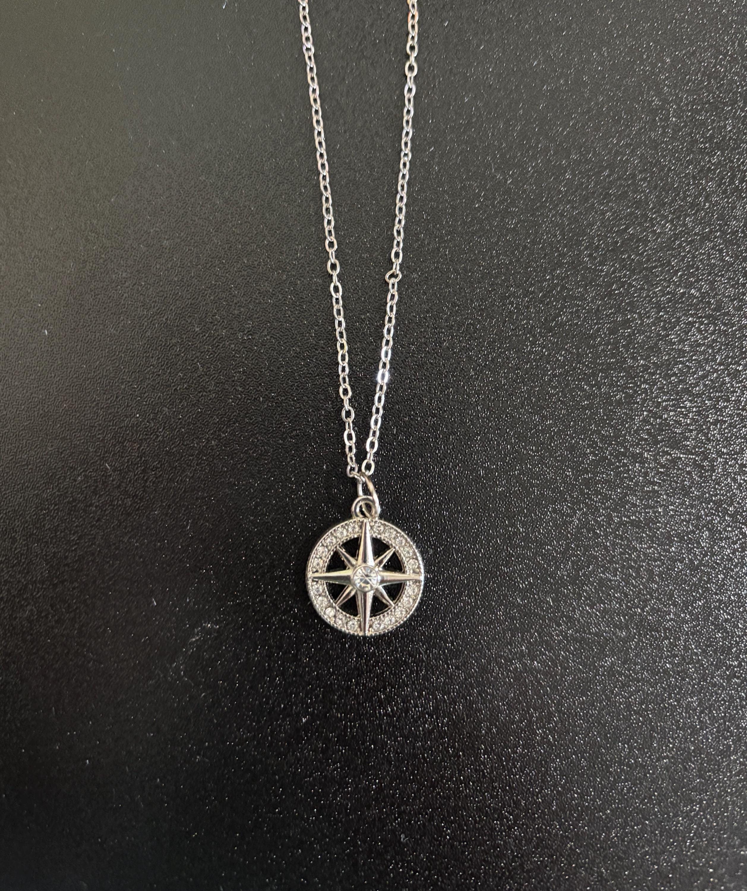 Stray Kids 着用☆関税込☆VVV★PEACE PENDANT BEADS NEACKLACE Stray Kids 着用☆関税込☆VVV☆PEACE PENDANT BEADS NEACKLACE