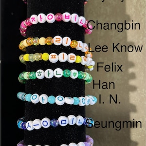 Pulseiras de contas com letras Hangul da Stray Kids