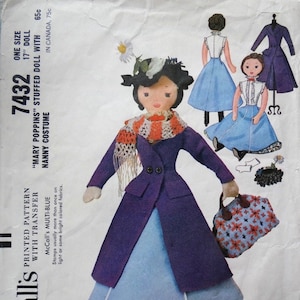 Puede incluir: Un patrón de costura para una muñeca de 43 cm, con un abrigo morado, una falda azul y una bufanda de ganchillo blanca. El patrón se titula "Mary Poppins" Muñeca de peluche con disfraz de niñera. El patrón es de McCall's y tiene el número 7432.
