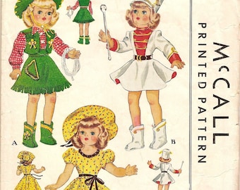 Puede incluir: Un patrón de costura vintage de McCall's para ropa de muñecas, con una vaquera, una majorette y un vestido de pradera. El patrón es para una muñeca Toni y está impreso en un fondo blanco con texto rosa y rojo. El número del patrón es 1561.