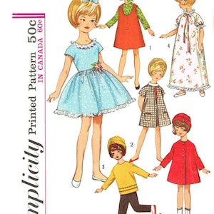 Könnte beinhalten: Simplicity Schnittmuster Nummer 6207 für Puppenkleidung. Das Schnittmuster enthält fünf verschiedene Outfits: ein blaues Kleid mit weißen Punkten, ein rotes Kleid mit einer grünen Weste, ein kariertes Kleid, ein weißes Kleid mit Blumenmuster und einen roten Mantel mit passendem Hut.
