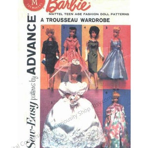 Puede incluir: Un patrón de costura vintage para muñecas Barbie. El patrón se titula "Sew-Easy patterns by ADVANCE" y presenta un guardarropa de ajuar con seis atuendos diferentes. La portada muestra una muñeca novia con un vestido de novia blanco y un velo.