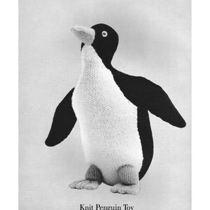 Può includere: Un giocattolo di pinguino di maglia nero e bianco. Il pinguino è in piedi su una superficie bianca. Il testo "Knit Penguin Toy" è stampato sotto il pinguino.
