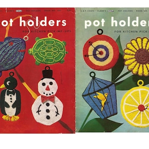 Puede incluir: Una portada de libro vintage con coloridos posavasos de ganchillo. El libro se titula "Pot Holders for Kitchen Pick-Me-Ups" y es de J & P Coats Clark's.