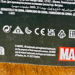 K&ouml;nnte beinhalten: Nahaufnahme einer Produktverpackung mit dem MARVEL-Logo in Rot und Wei&szlig;. Die Verpackung enth&auml;lt verschiedene Symbole, Text in mehreren Sprachen und die Hasbro-Copyright-Informationen.