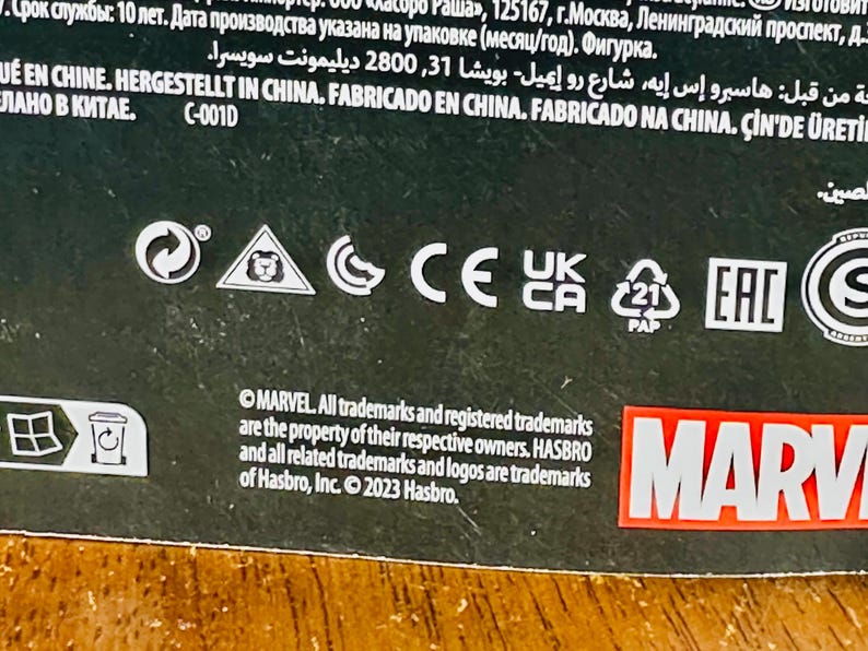 K&ouml;nnte beinhalten: Nahaufnahme einer Produktverpackung mit dem MARVEL-Logo in Rot und Wei&szlig;. Die Verpackung enth&auml;lt verschiedene Symbole, Text in mehreren Sprachen und die Hasbro-Copyright-Informationen.