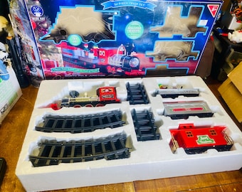 Tren de juguete navideño vintage North Pole Junction, como nuevo, con sombrero azul, funciona con pilas, exclusivo de CVS.