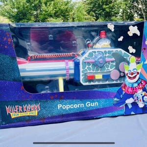 Pistola de palomitas de maíz KILLER KLOWNS From Outer Space de 26 pulgadas, nueva, con luces LED, sonido de película, réplica de juguete coleccionable de terror mecánico
