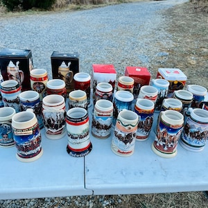 31 neue / wie neue massive Vintage LOT Urlaub Clydesdales Bierkrüge BUDWEISER Bierkrüge CERAMARTE '85 - '20 Sammeltassen Retro Weihnachten