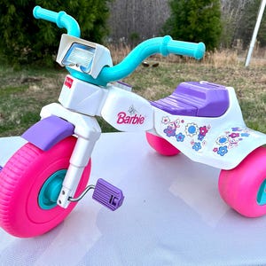 INCREDIBILMENTE RARO 1989 BARBIE Fisher Price Big Wheel Tough Trike 3 Wheeler Bike Tricycle Giocattolo cavalcabile per bambine Gioco all'aperto Bambola Mattel
