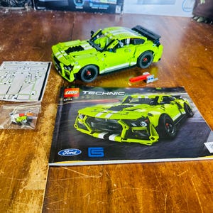 NUEVO LEGO Technic Ford Mustang Shelby GT500 42138 preensamblado con coche de retroceso manual. Set COMPLETO de juguete de carreras y deportes de motor.