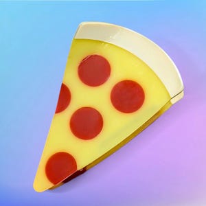 ヘアクロー - ペパロニとチーズのピザの楽しい食べ物、黄色と赤のノベルティアクリルヘアクリップ